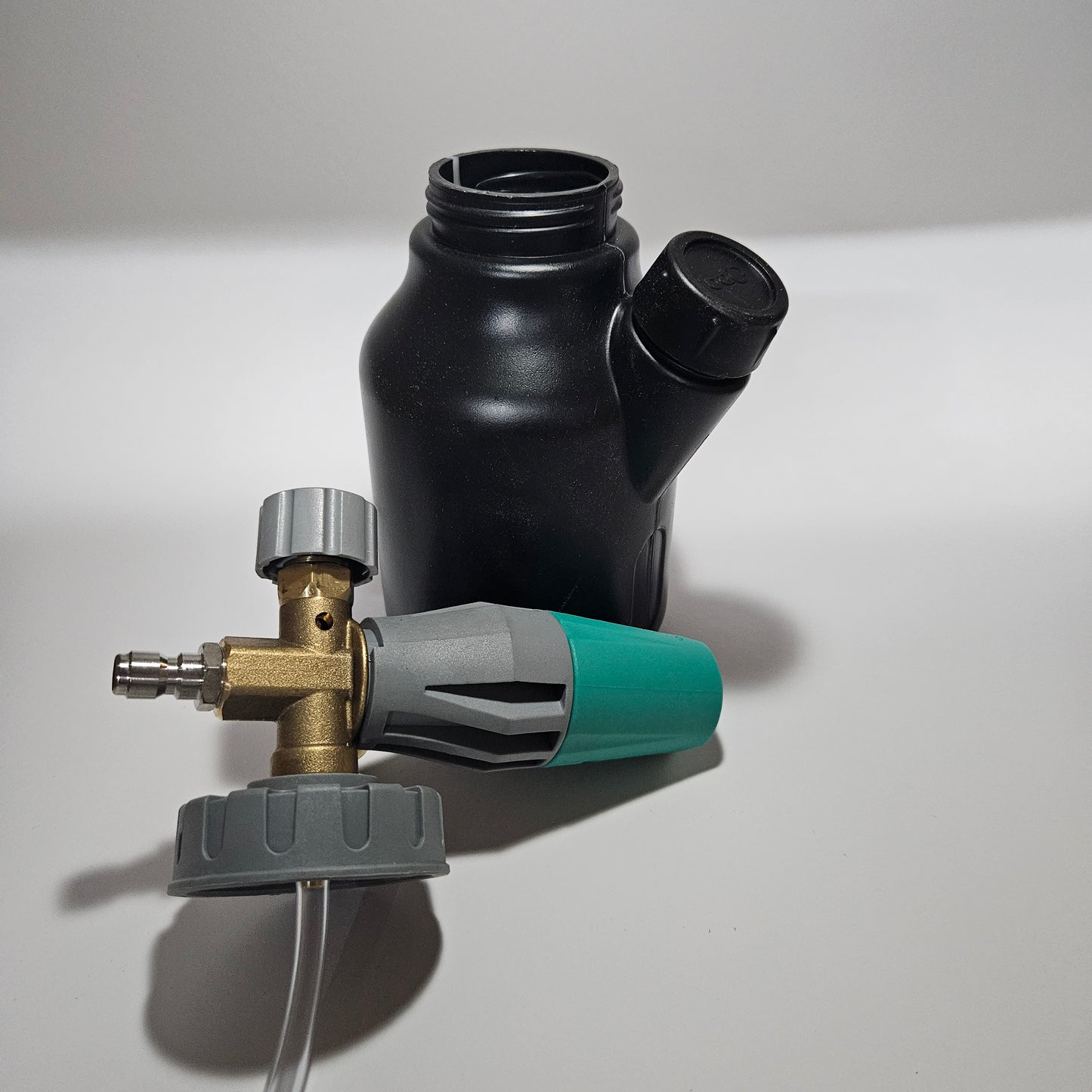 Een zwarte Foam Cannon 1L pro-sproeier met een groene slang eraan van Molat Shop.