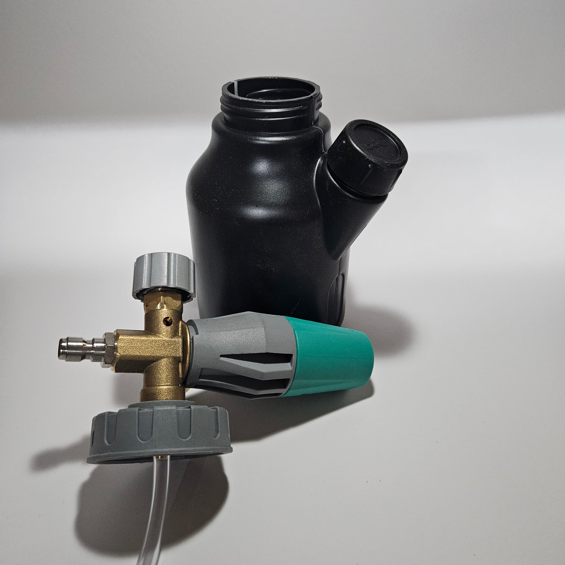 Een zwarte Foam Cannon 1L pro-sproeier met een groene slang eraan van Molat Shop.