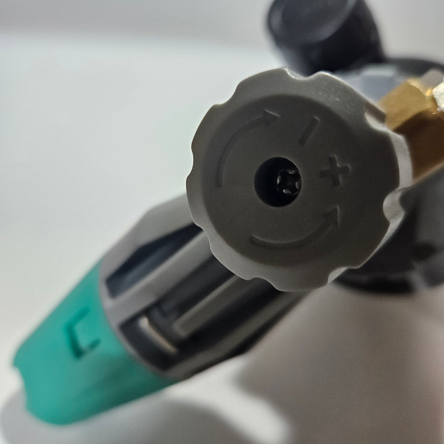 Een close-up van een Molat-winkel Foam cannon 1L pro op een wit oppervlak.