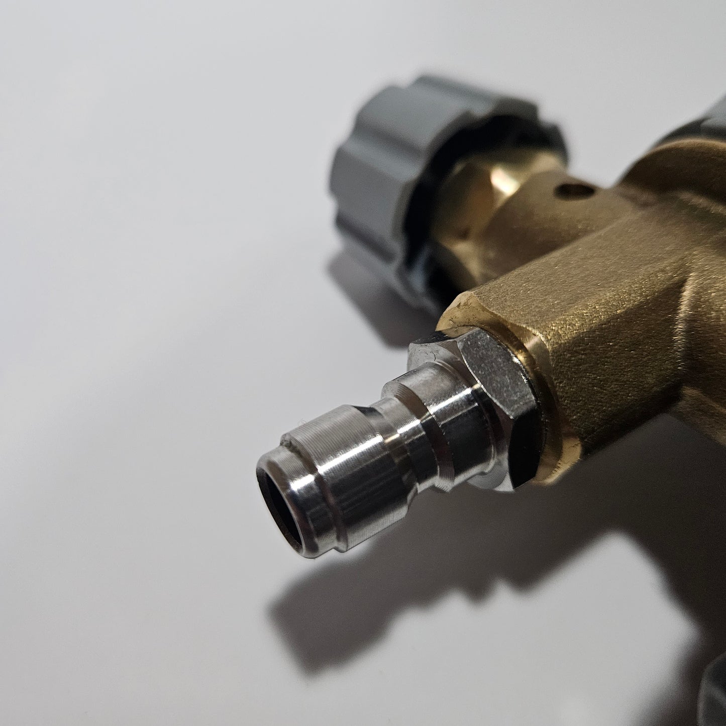 Een close-upbeeld van een Molat-winkel Foam cannon 1L pro op een wit oppervlak.