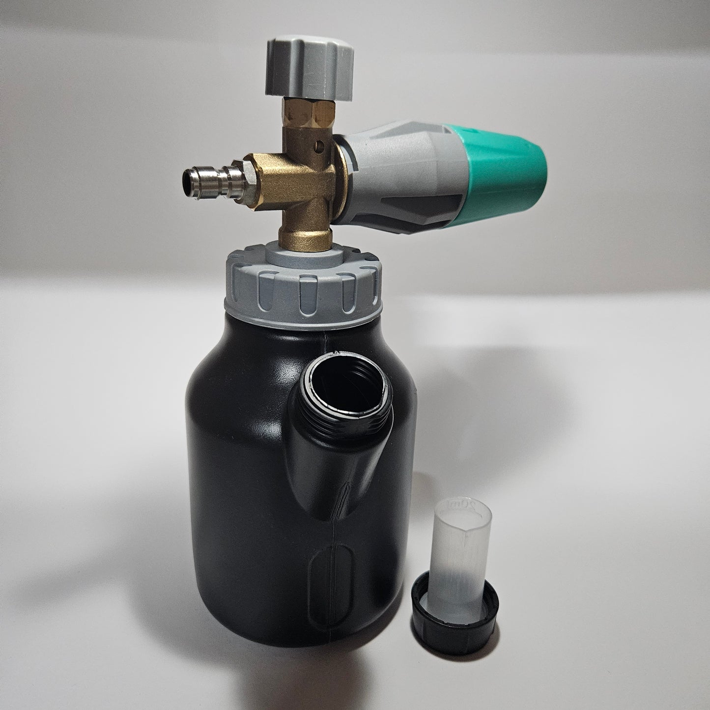 Een zwart-groene Foam Cannon 1L pro-sproeier met een groen mondstuk van Molat Shop.