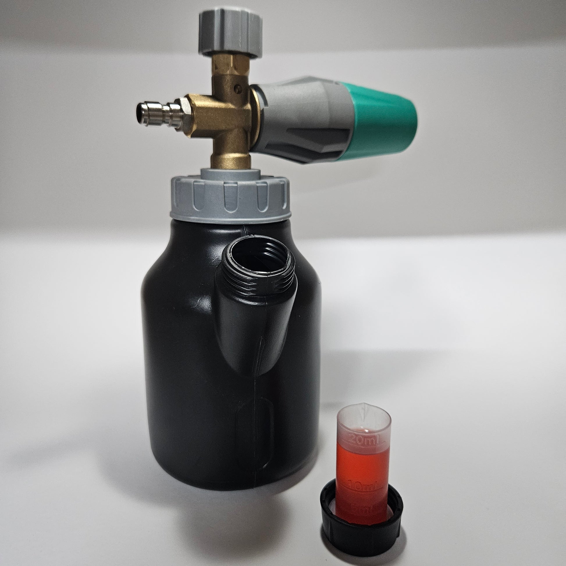 Een zwart-groene Molat-winkel Schuimkanon 1L pro met een rode vloeistof erin.