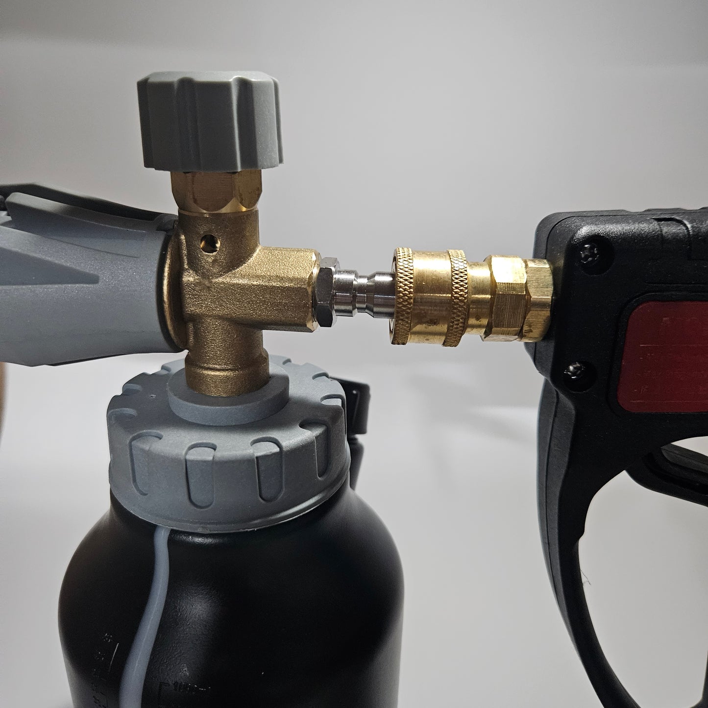 Een Molat winkelschuimkanon 1L pro met een slang eraan.